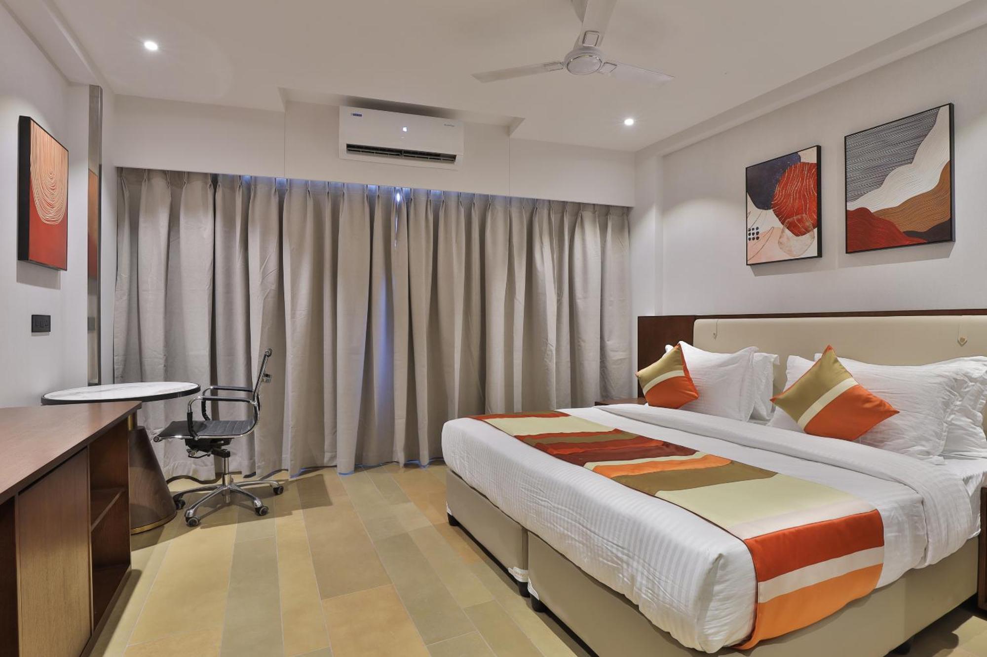 Hotel Elements Surat Exterior foto